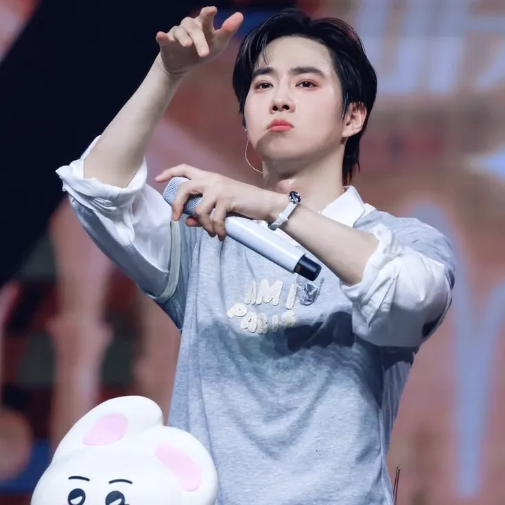 Behind-the-scenes cut of Suho