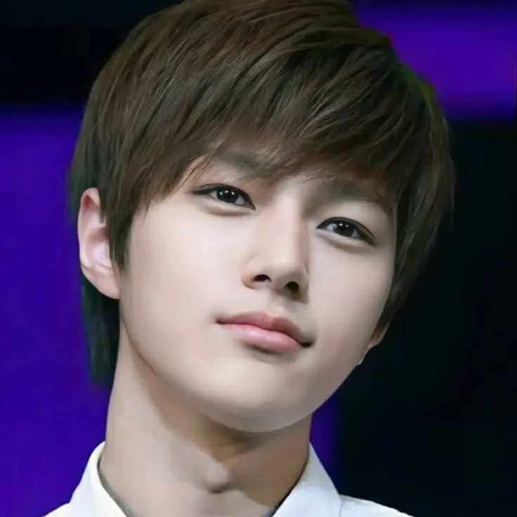 Recent activity shot of Kim Myungsoo (L)