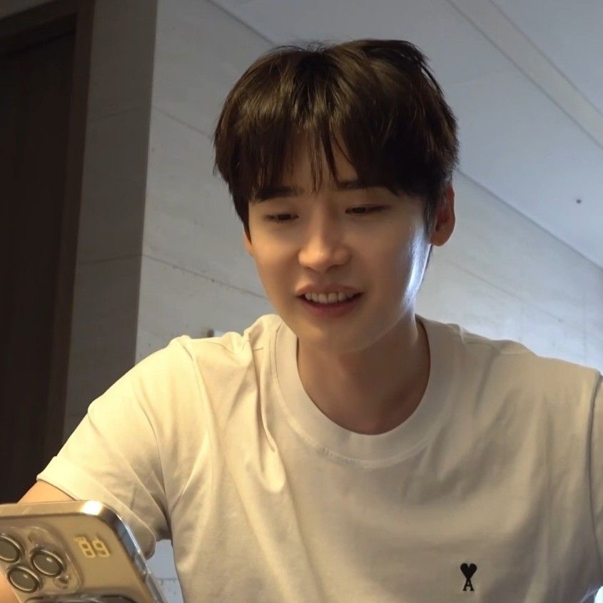 A moment captured by a fan of Lee Jongsuk