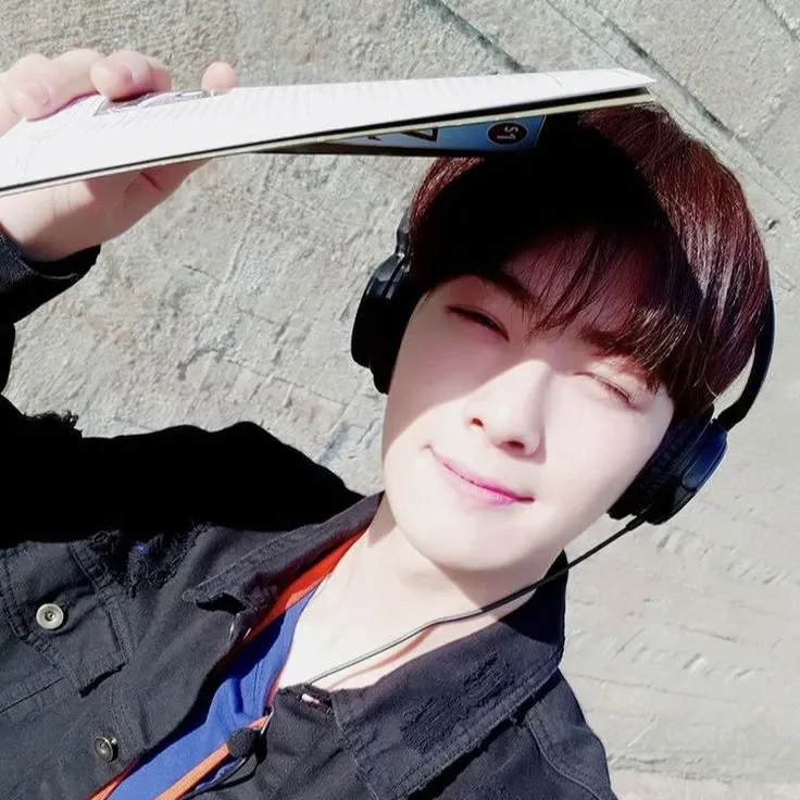 A moment captured by a fan of Cha Eunwoo