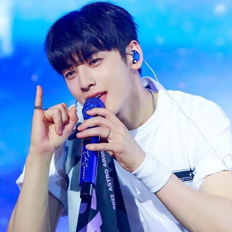 Latest photo of Cha Eunwoo