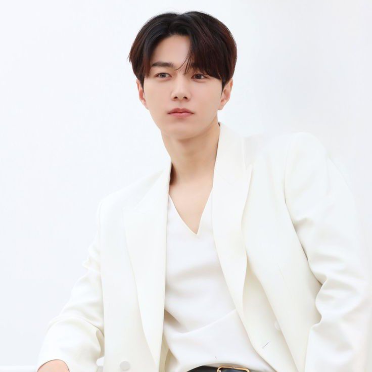 金明洙 (L)的近期活动照