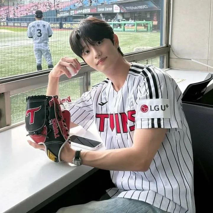 Behind-the-scenes cut of Kim Jaewon