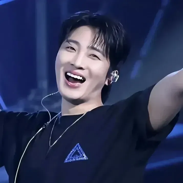 A moment captured by a fan of Hwang Yunsung
