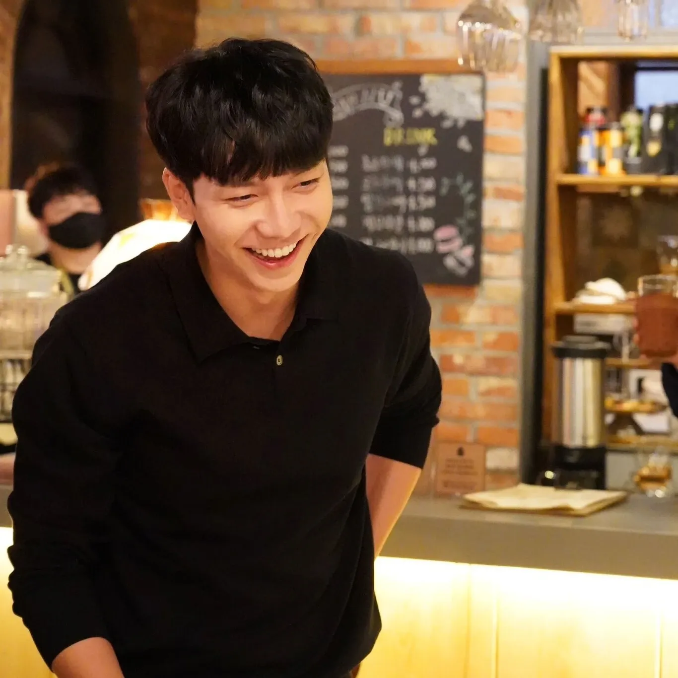 Behind-the-scenes cut of Lee Seunggi