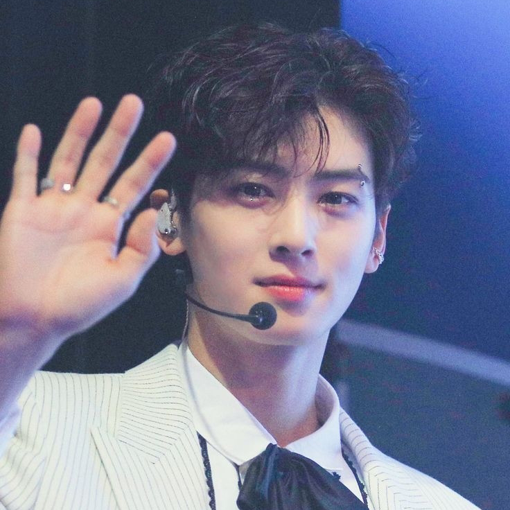 Behind-the-scenes cut of Cha Eunwoo