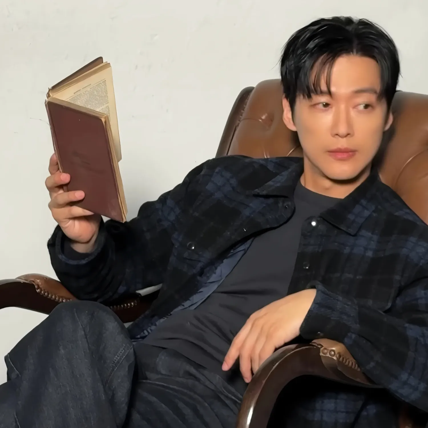 Behind-the-scenes cut of Namkoong Min