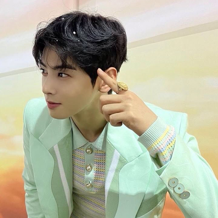 Behind-the-scenes cut of Cha Eunwoo