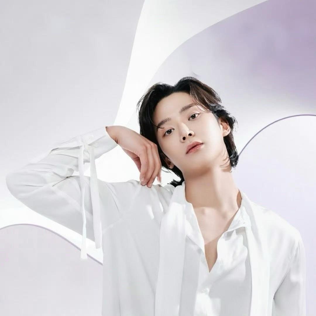 Behind-the-scenes cut of Rowoon