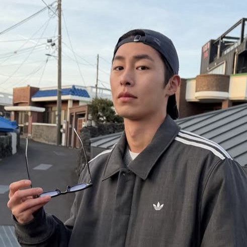 Behind-the-scenes cut of Lee Jaewook