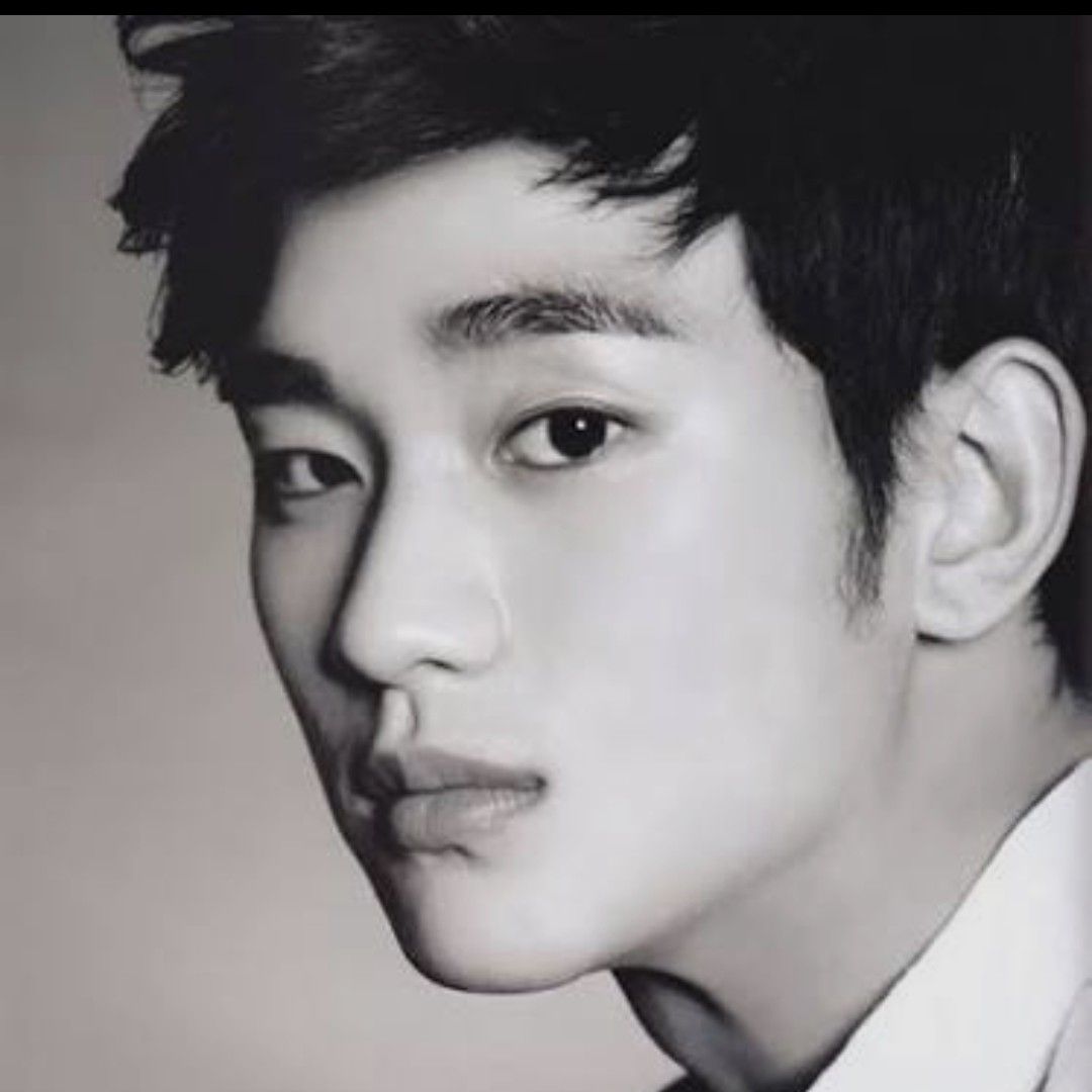 粉丝拍下的金秀贤瞬间