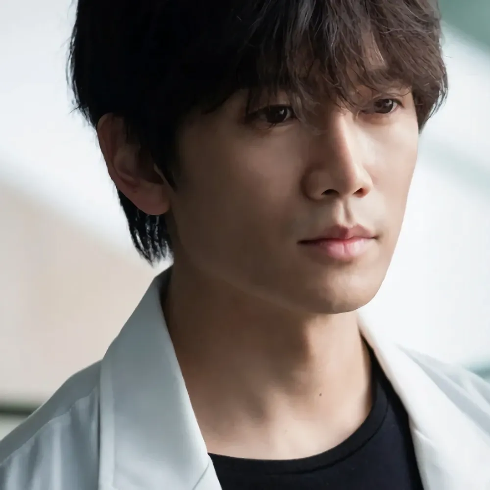 Behind-the-scenes cut of Ji Sung