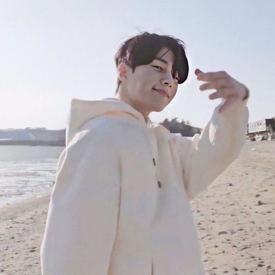 Latest photo of Kim Myungsoo (L)