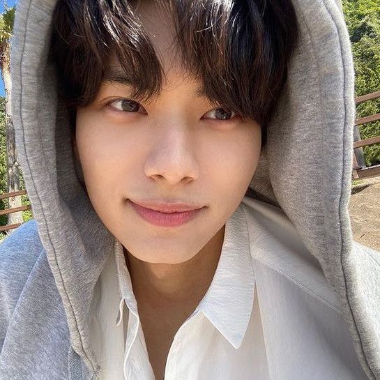 Behind-the-scenes cut of Lee Chaemin