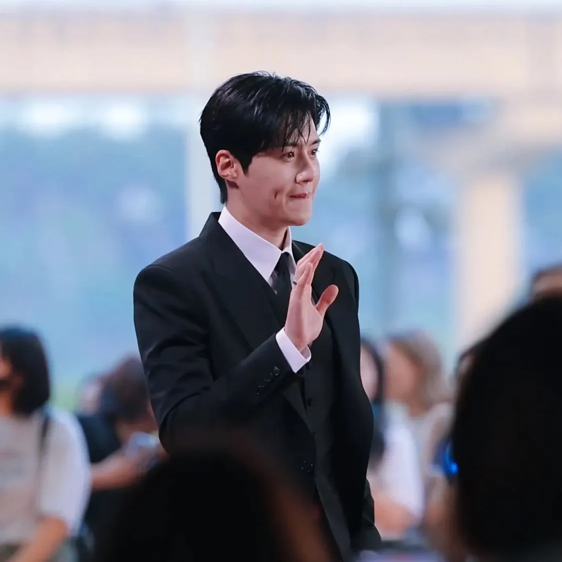 Behind-the-scenes cut of Kim Seonho