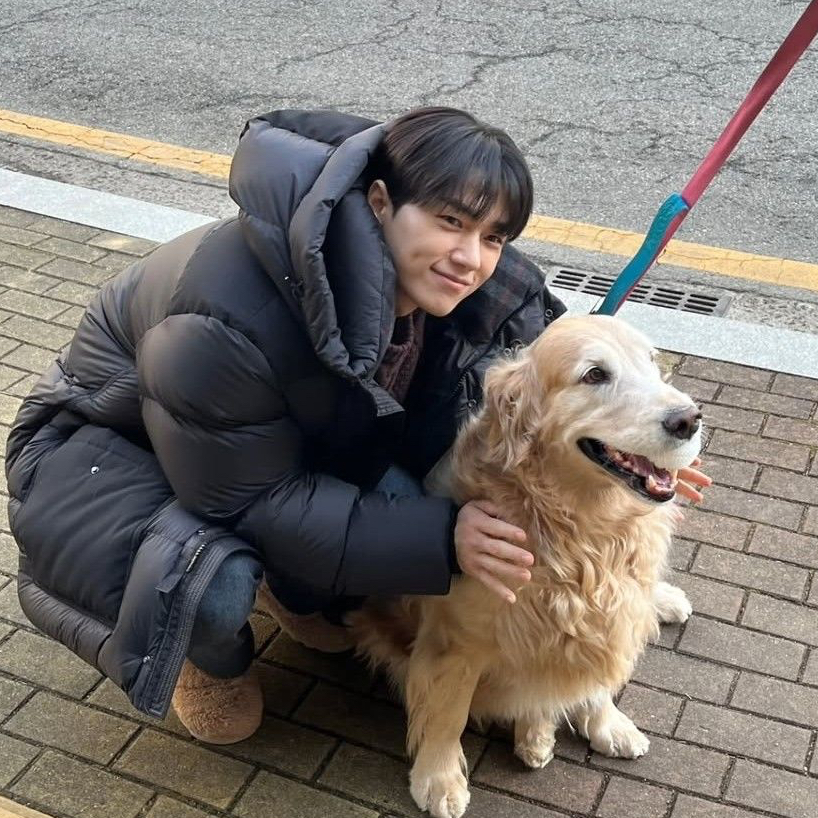 Behind-the-scenes cut of Kim Myungsoo (L)