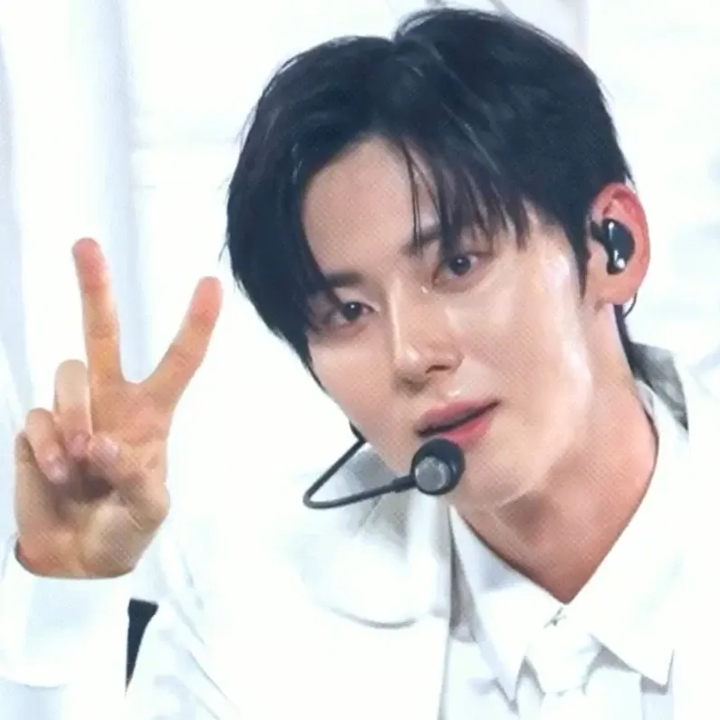 A moment captured by a fan of Hwang Minhyun