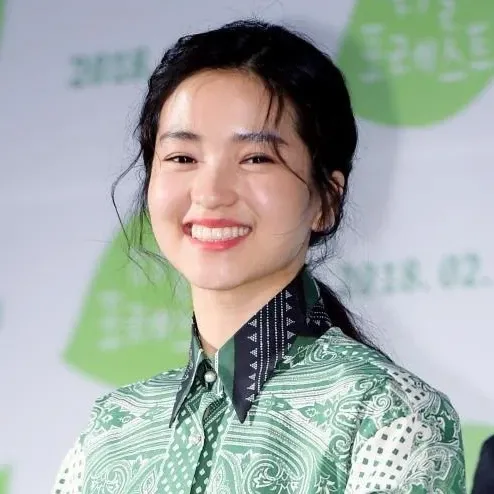Behind-the-scenes cut of Kim Taeri