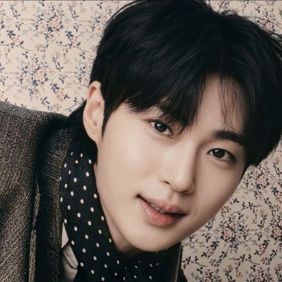 边佑锡的最新照片