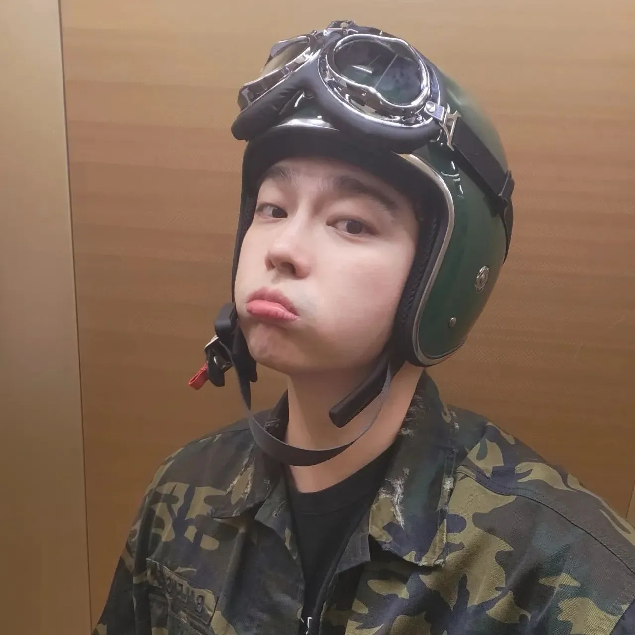 Behind-the-scenes cut of Yoon Kyunsang