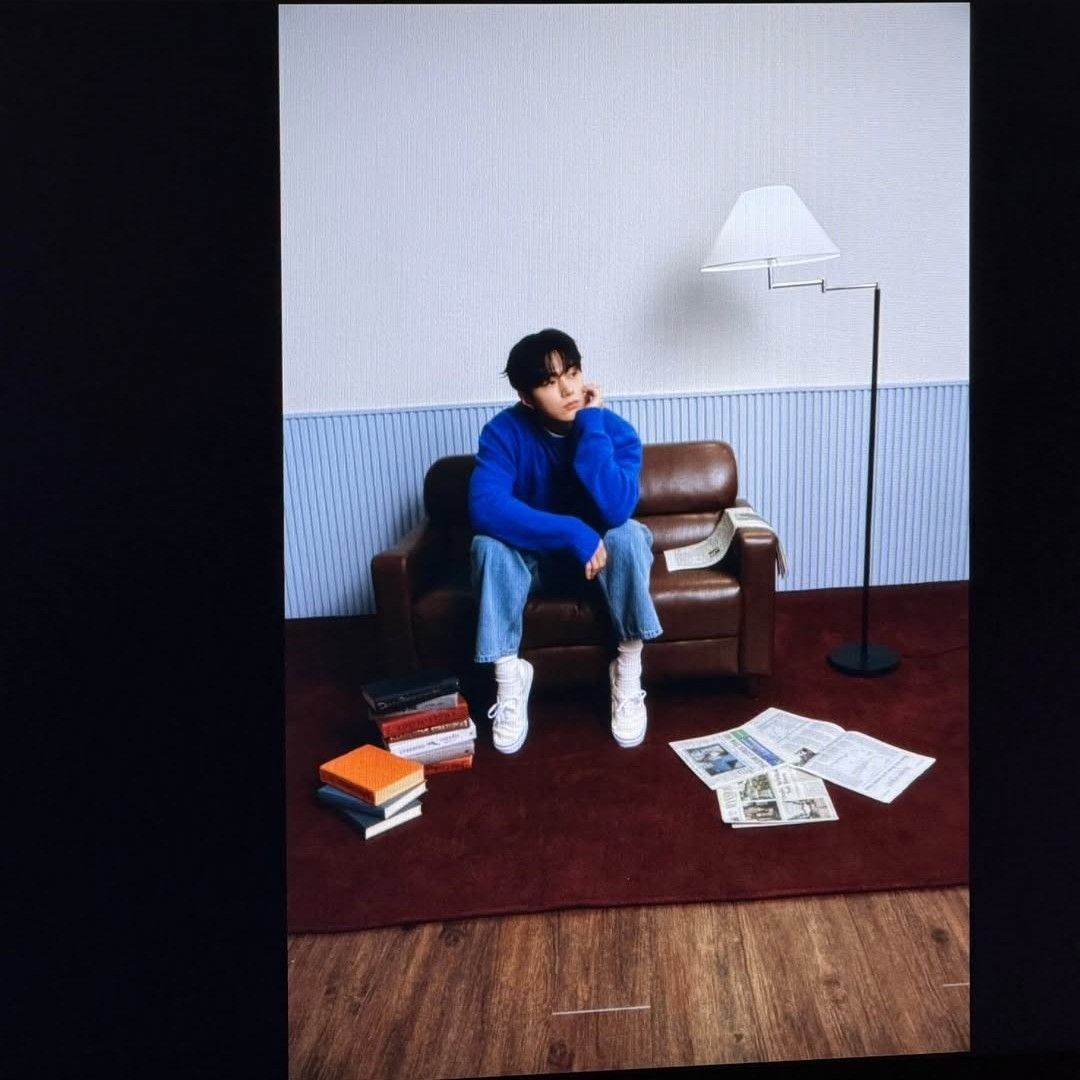 Behind-the-scenes cut of Kim Myungsoo (L)