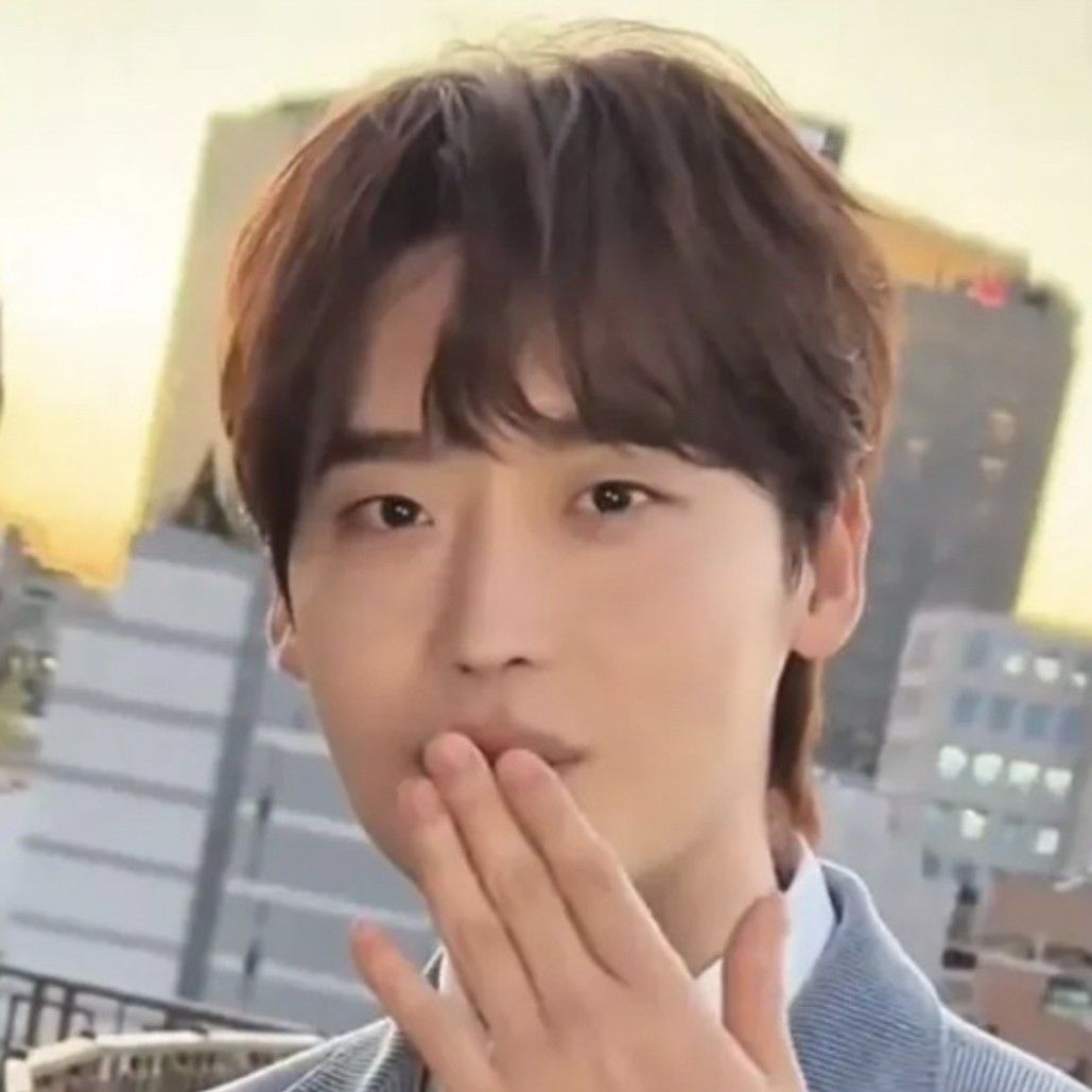 Recent activity shot of Lee Jongsuk