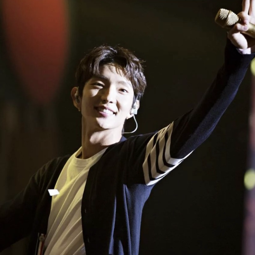 A moment captured by a fan of Lee Joongi