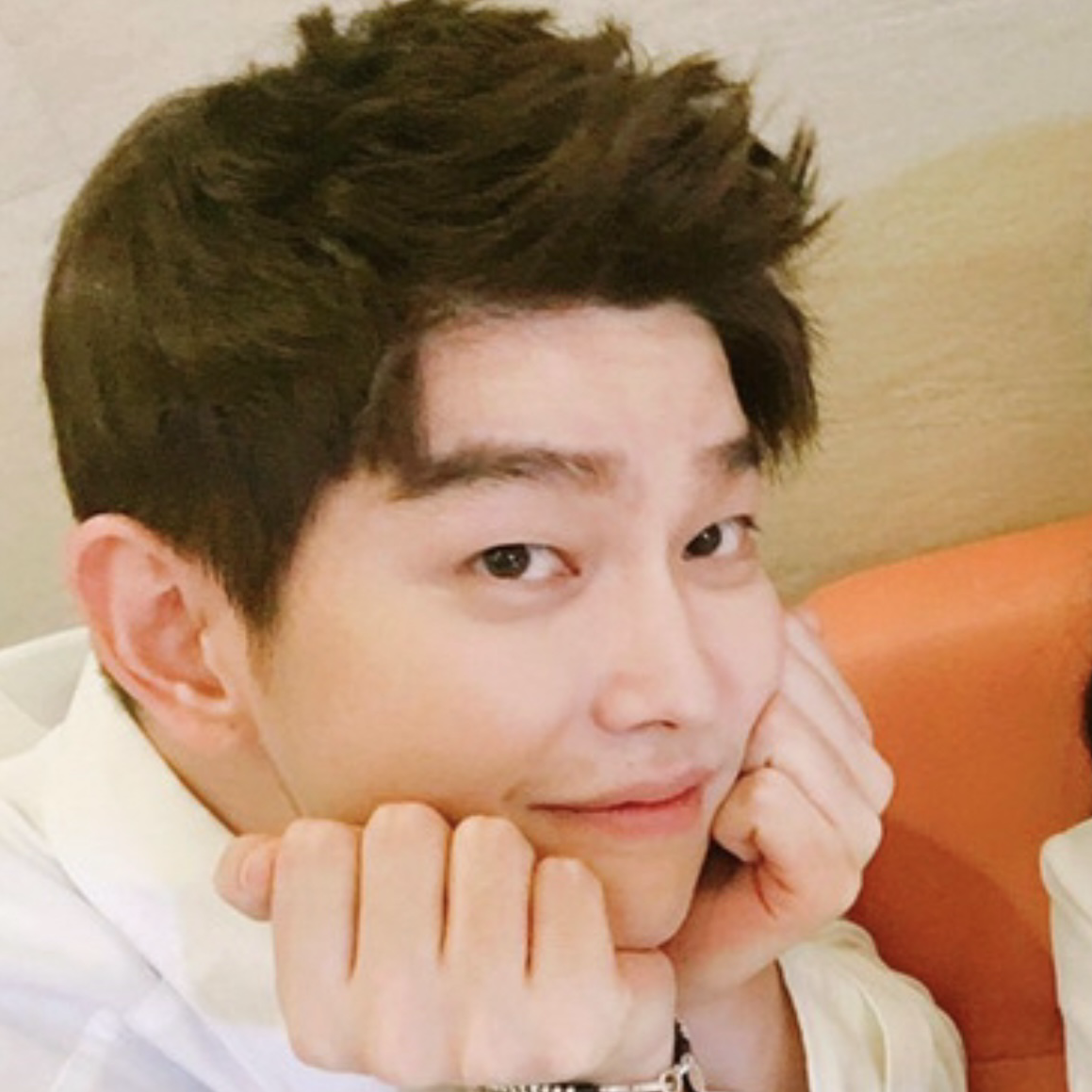 A moment captured by a fan of Yoon Kyunsang