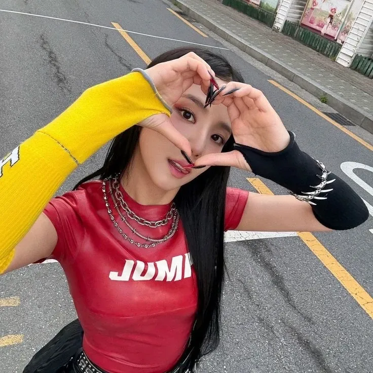 Latest photo of Jisoo (1995)
