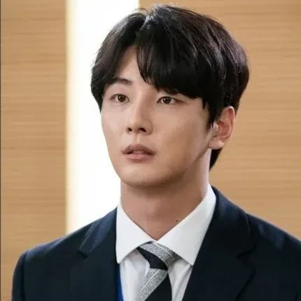 Today’s standout profile photo of Yoon Shiyoon on Choeaedol Celeb