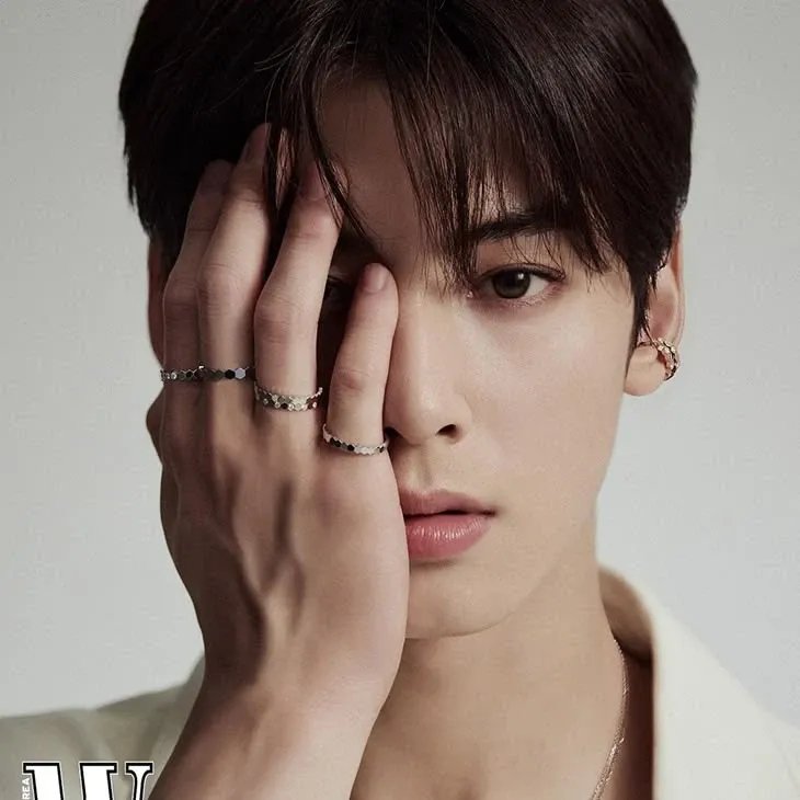 Recent activity shot of Cha Eunwoo
