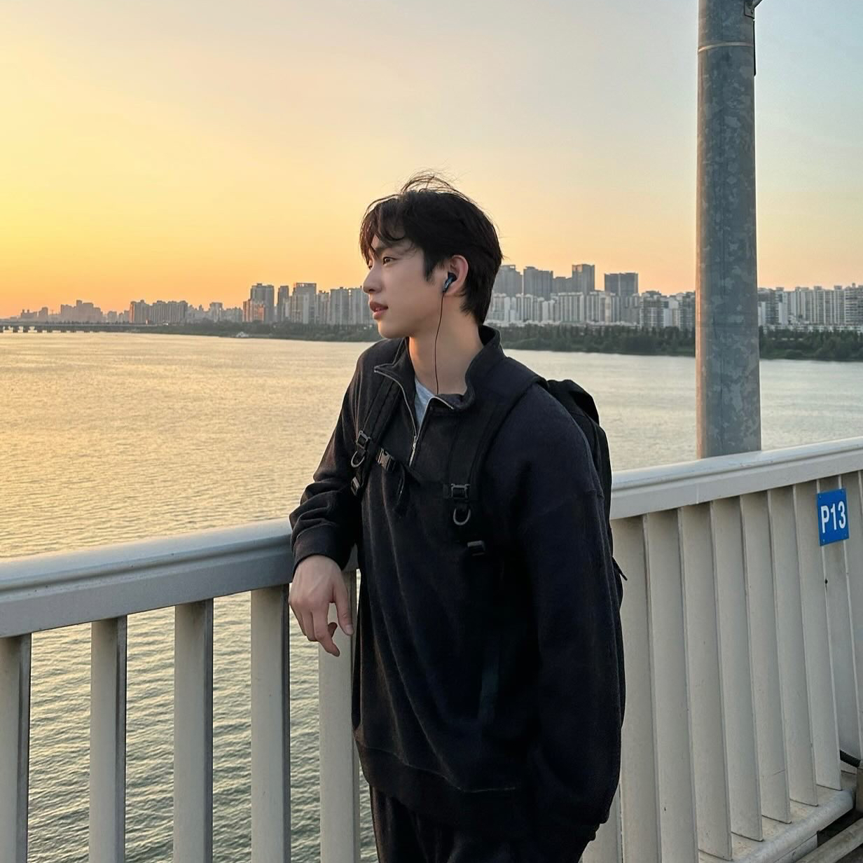 A moment captured by a fan of Park Jinyoung