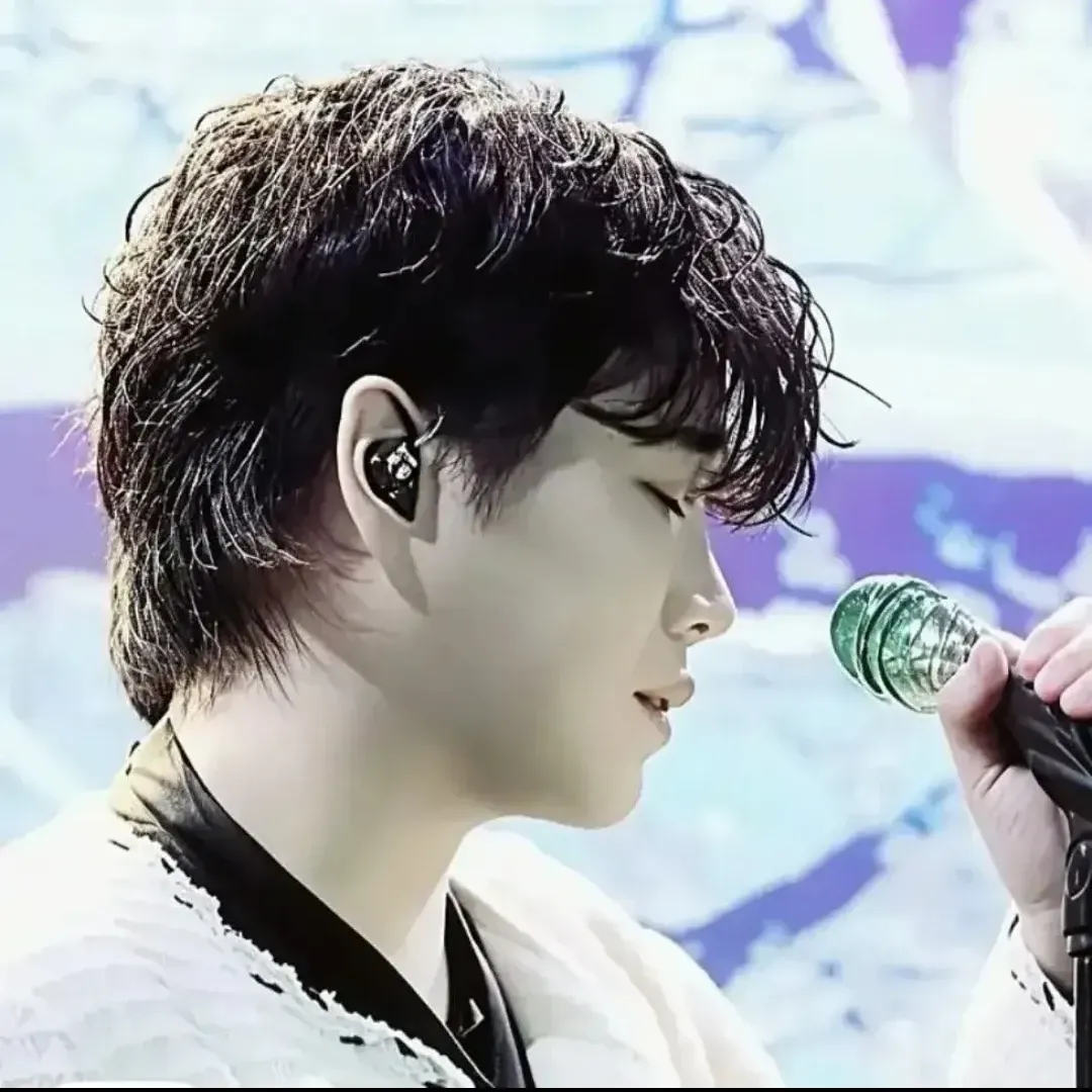 A moment captured by a fan of Hwang Youngwoong