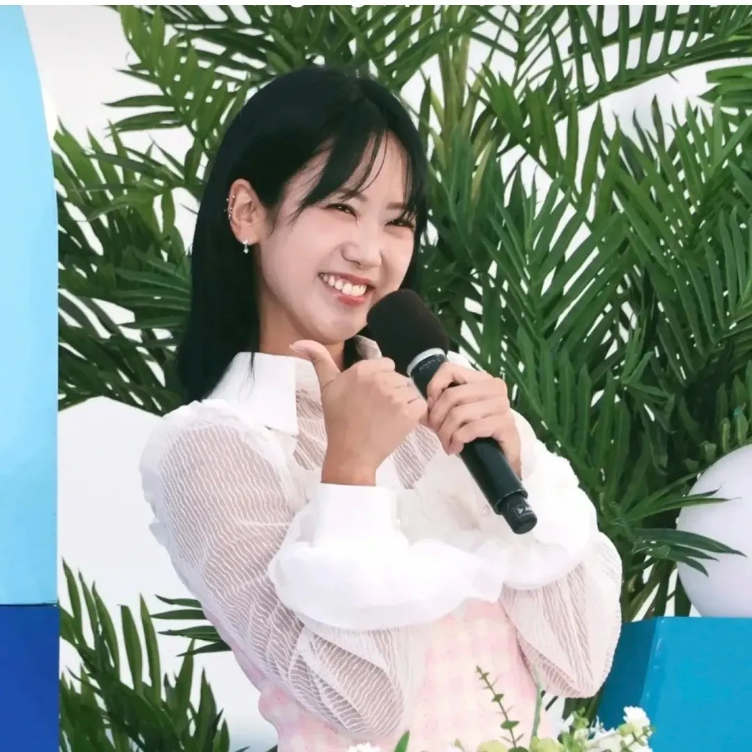 A moment captured by a fan of Kang Hyeyeon