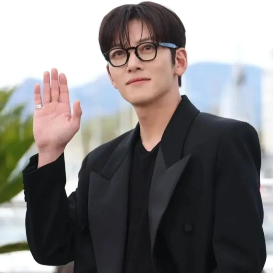 Behind-the-scenes cut of Ji Changwook