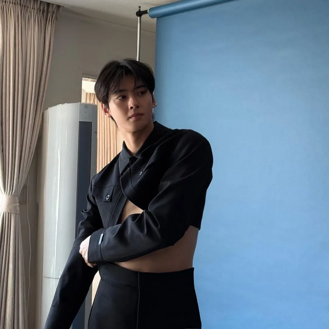 Behind-the-scenes cut of Cha Eunwoo