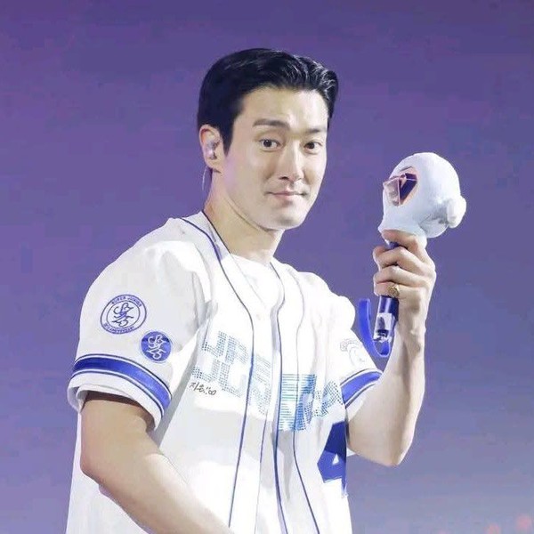 Today’s standout profile photo of Choi Siwon on Choeaedol Celeb