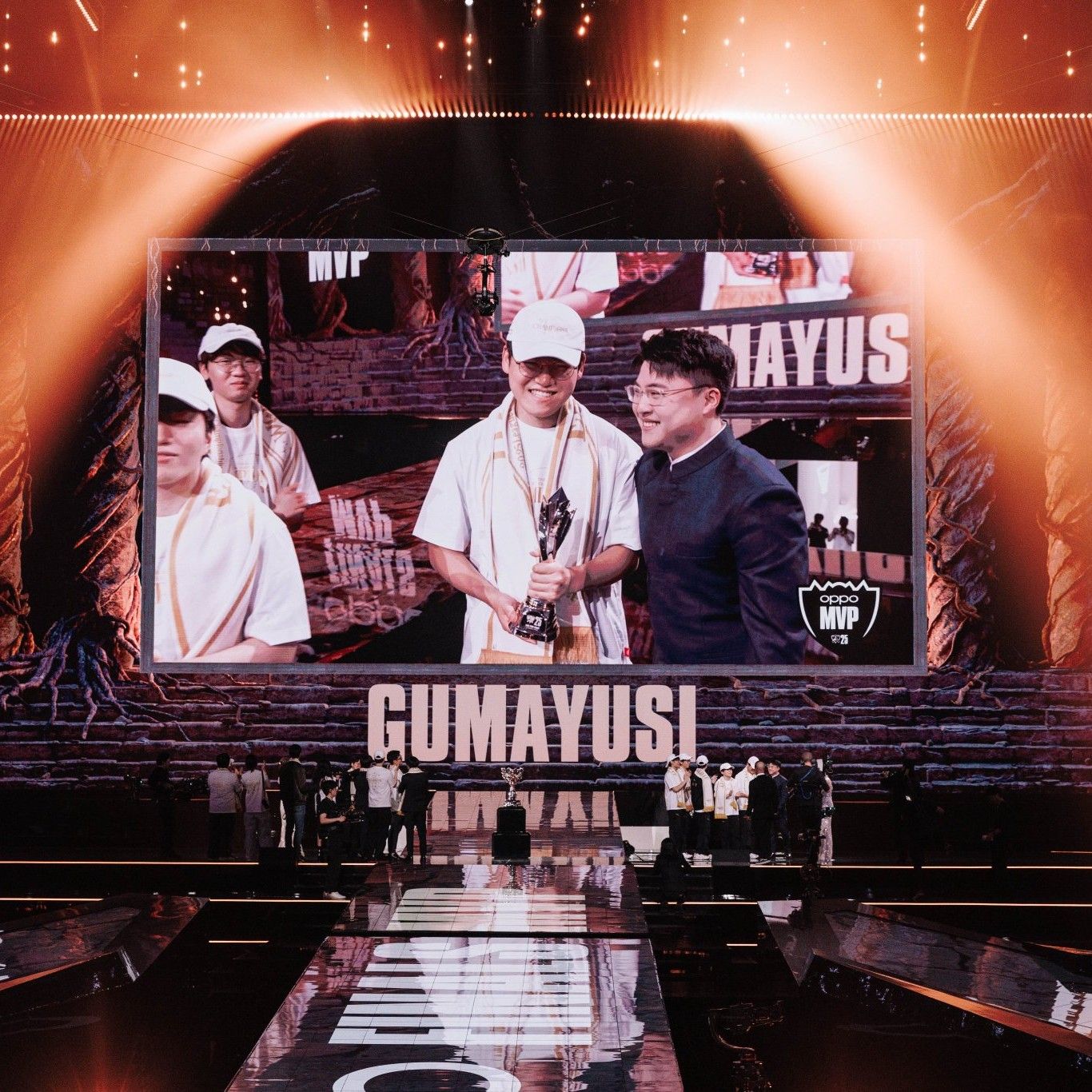 Behind-the-scenes cut of Gumayusi