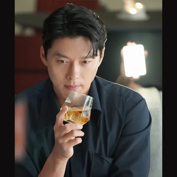 Momen yang diabadikan oleh penggemar Hyun Bin