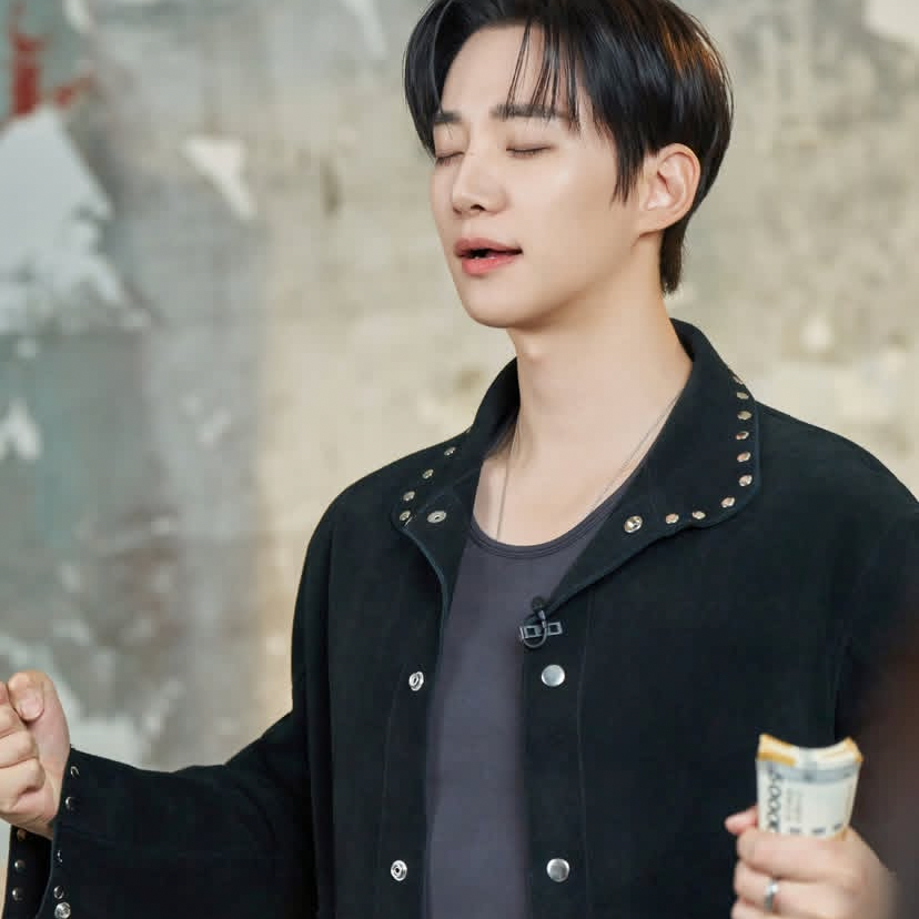 Behind-the-scenes cut of Lee Junho