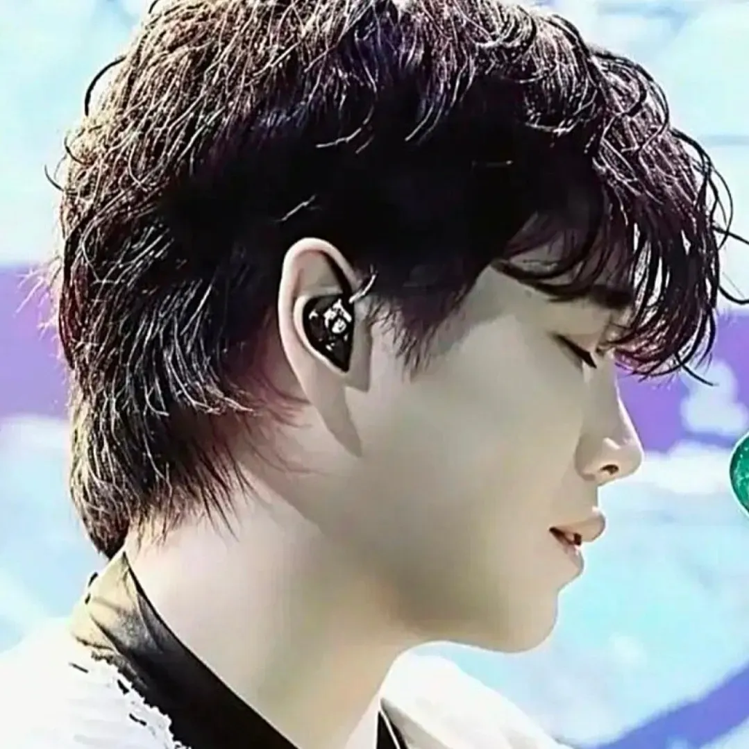 A moment captured by a fan of Hwang Youngwoong