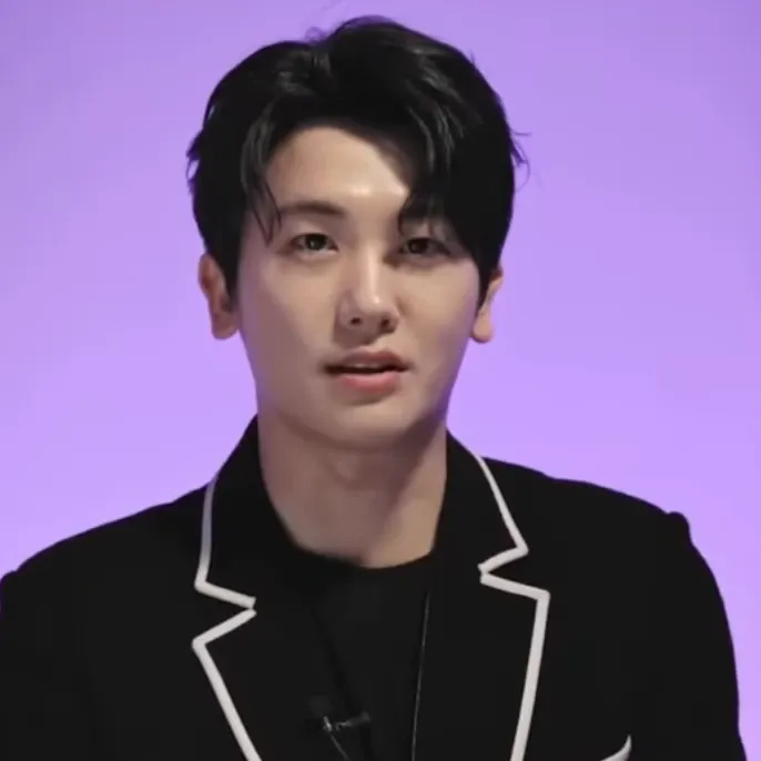 A moment captured by a fan of Park Hyungsik