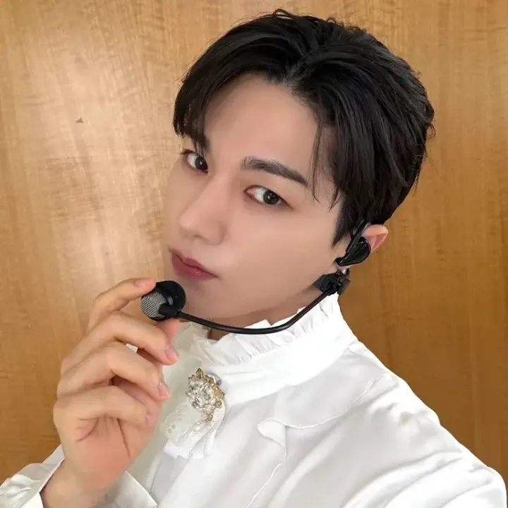 Behind-the-scenes cut of Kim Myungsoo (L)
