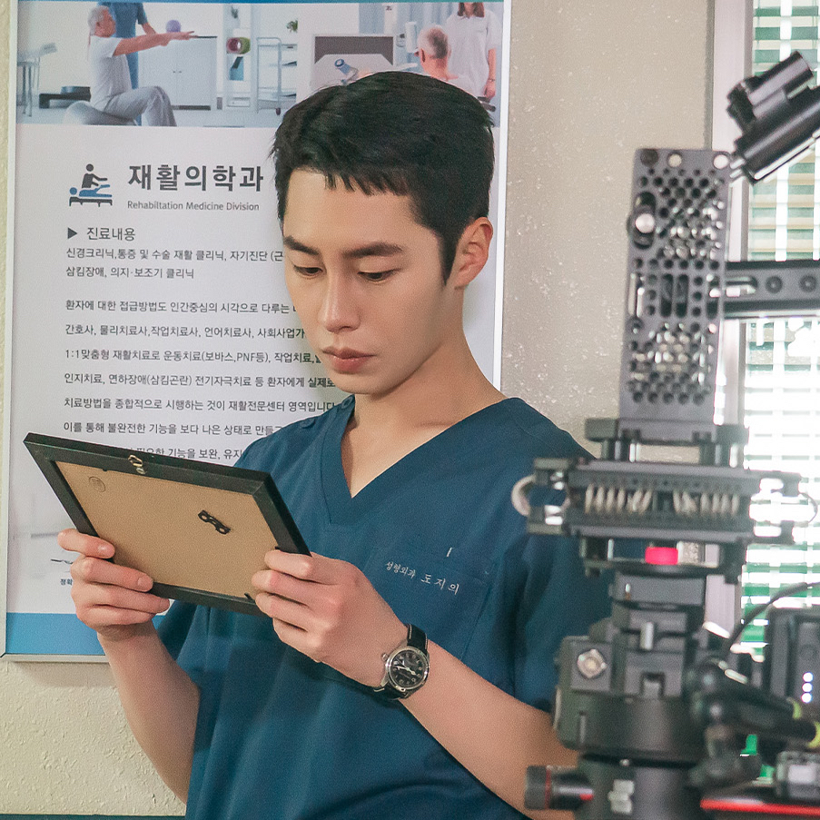 Behind-the-scenes cut of Lee Jaewook
