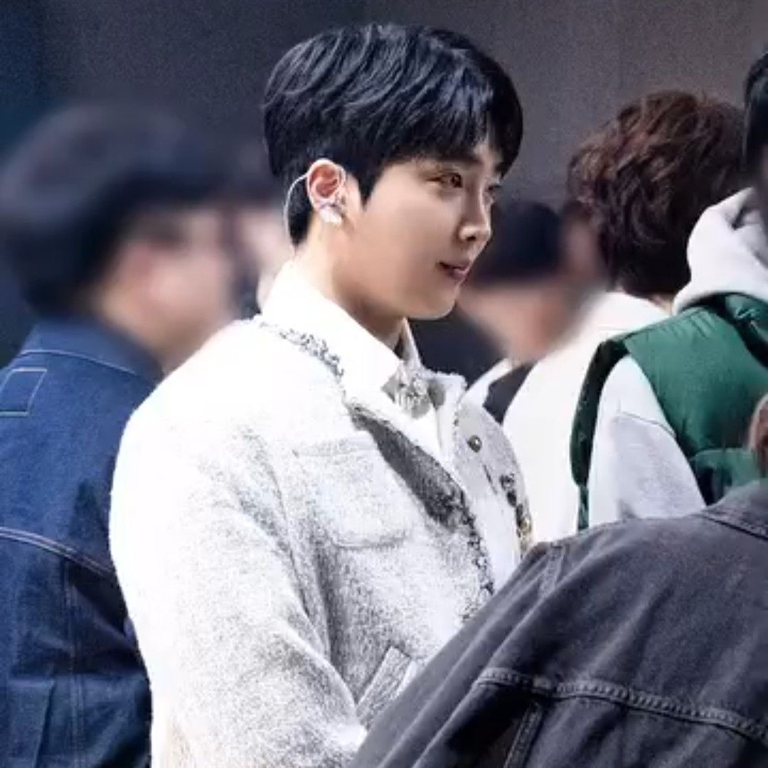 A moment captured by a fan of Hwang Yunsung