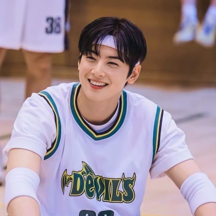 Behind-the-scenes cut of Cha Eunwoo