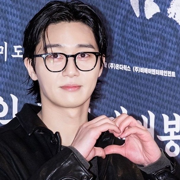 A moment captured by a fan of Park Seojoon