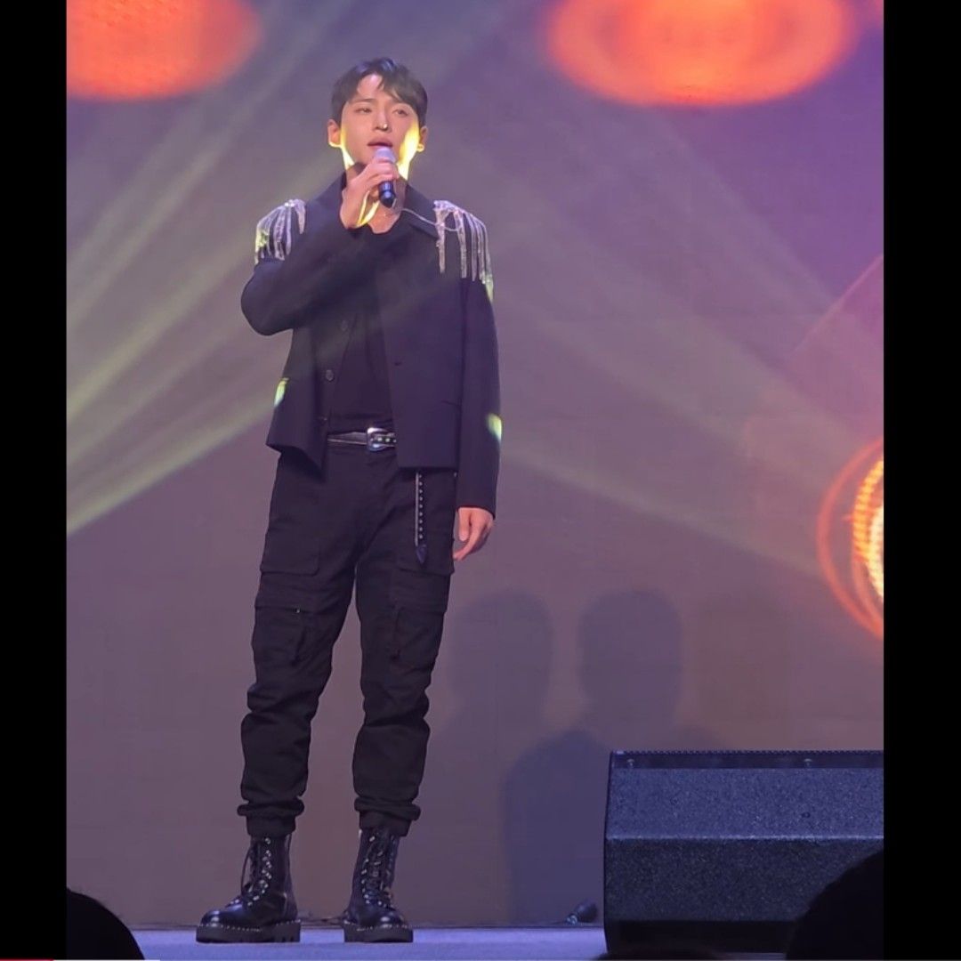 A moment captured by a fan of Seong Ri