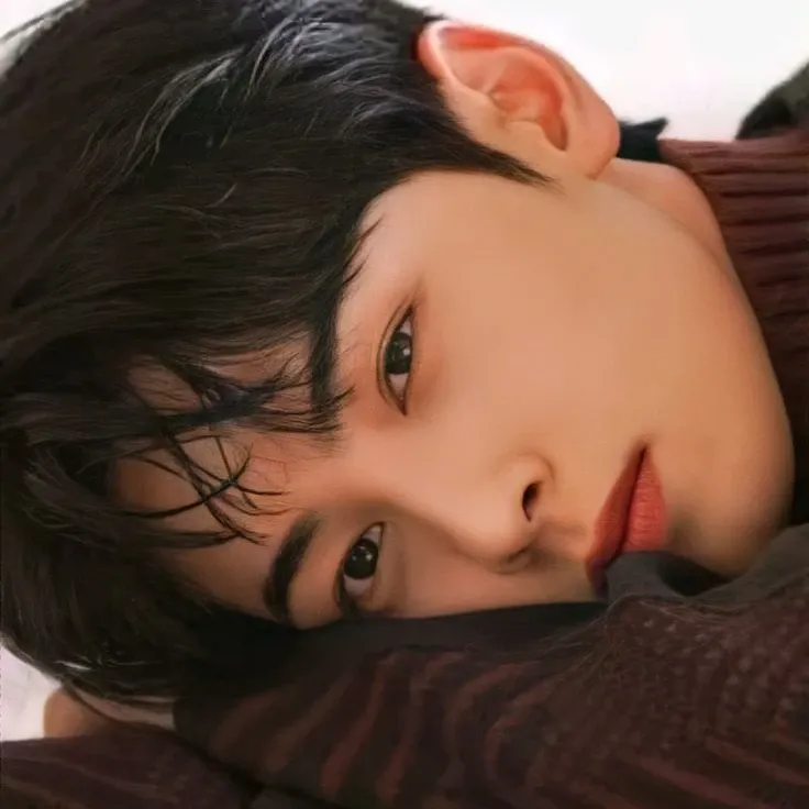 Behind-the-scenes cut of Cha Eunwoo