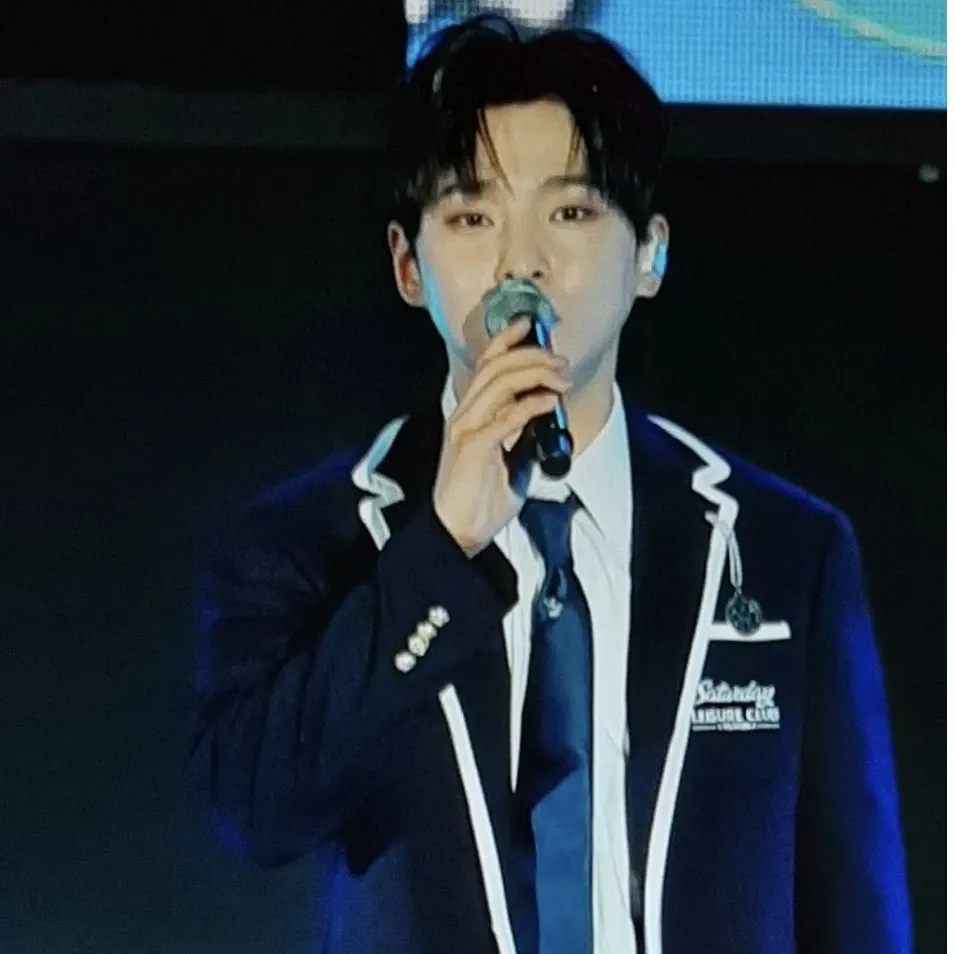 A moment captured by a fan of Seong Ri